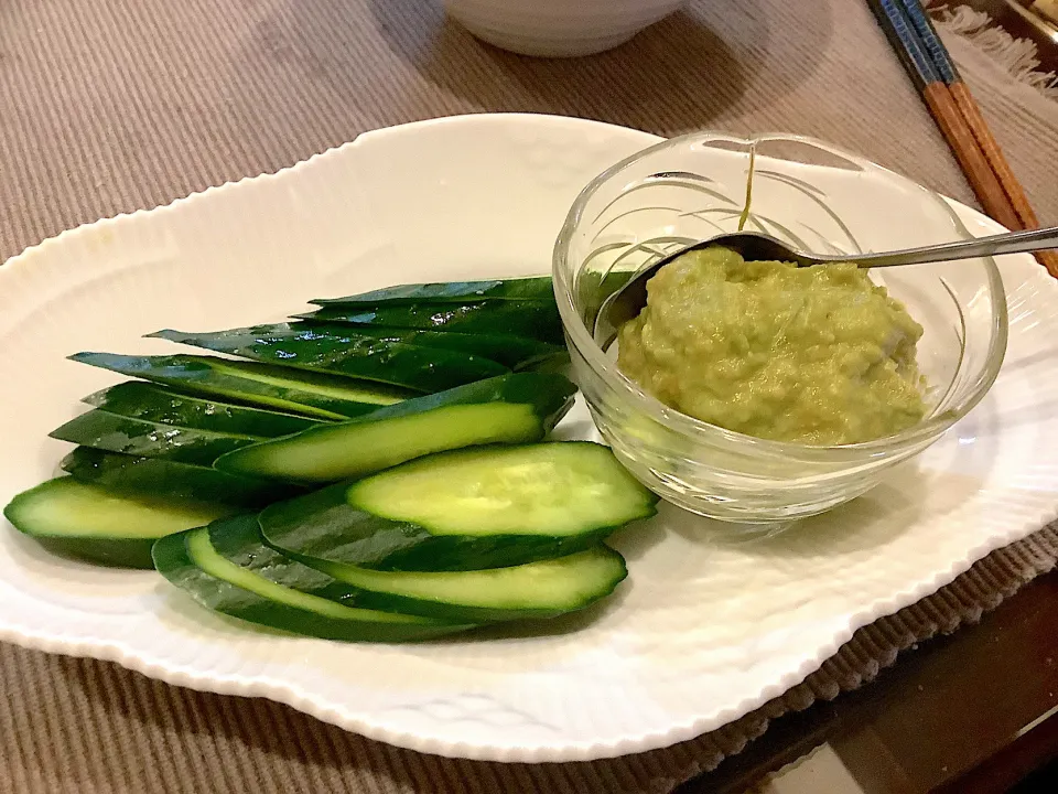 きゅうり🥒にアボカド🥑ソース😋|アライさんさん