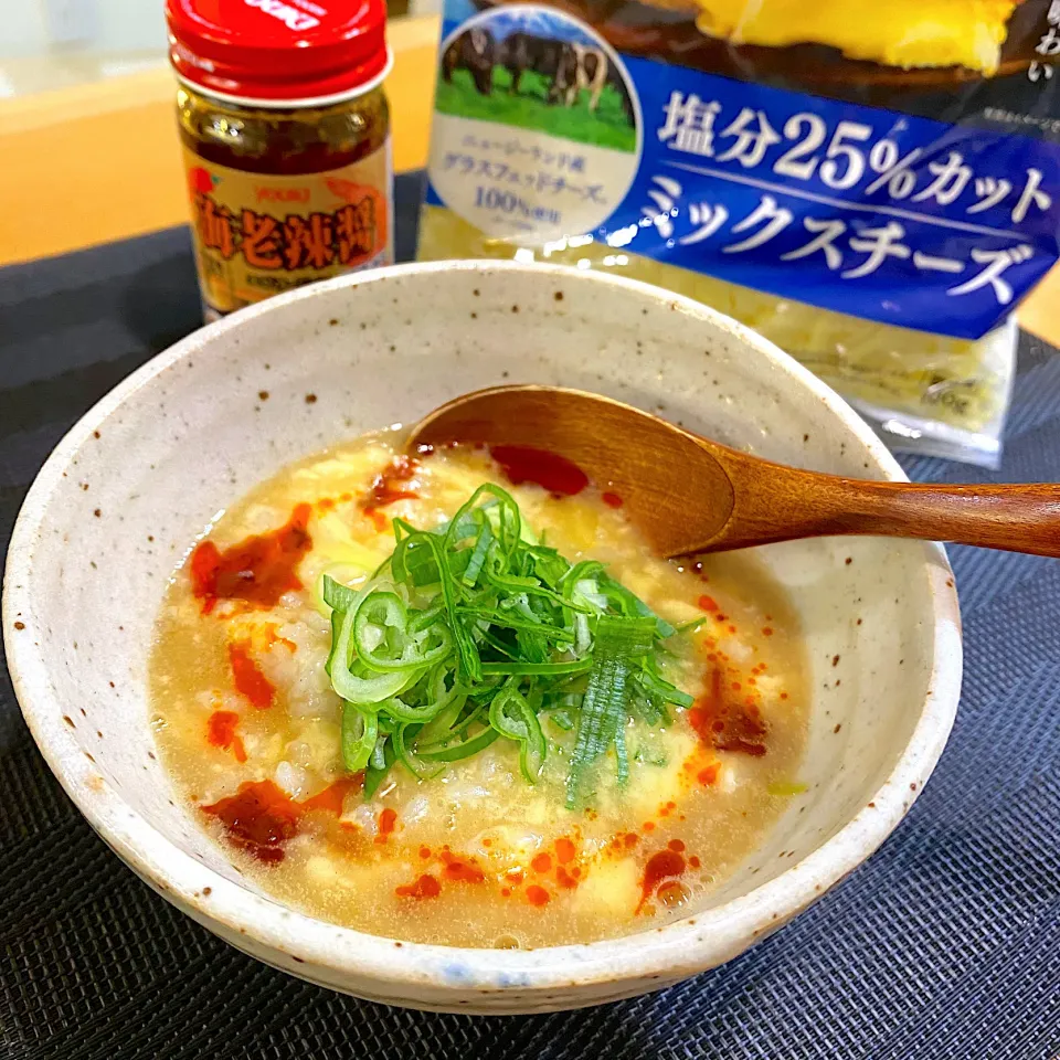 Snapdishの料理写真:お鍋の〆のピリとろチーズ雑炊🧀|moyukitaさん