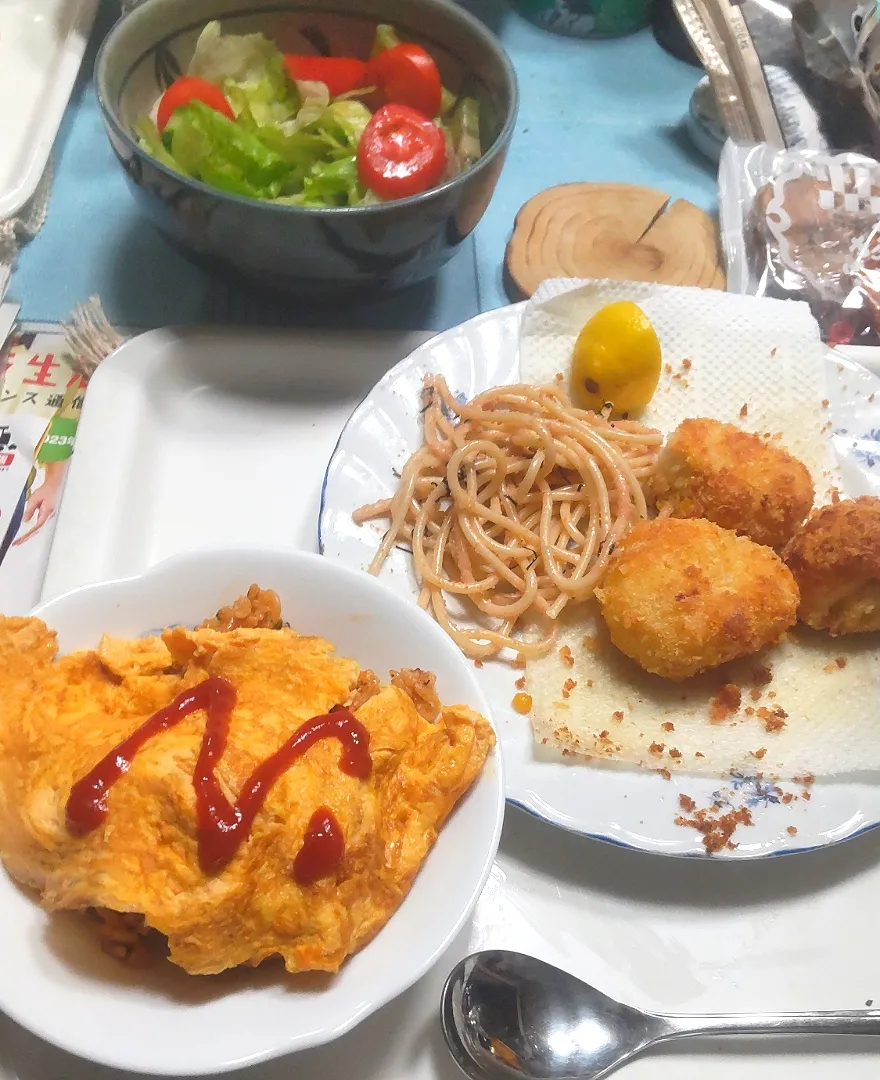 Snapdishの料理写真:10/7(土)夕食。
オムライス。
コロッケ4種（じゃがいも、じゃがいもと挽肉、カニクリーム、コーンクリーム）。
サラダ。ゆずめんたいスパ。|へいちゃんさん