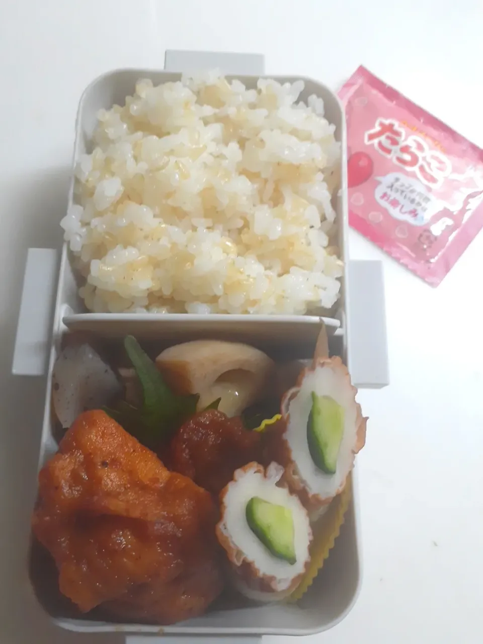 ☆中学生弁当☆玄米入りごはん、振りかけ、筑前煮、竹輪胡瓜、唐揚げ|ｼｮｺﾗさん