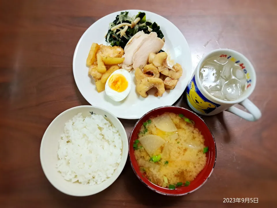 Snapdishの料理写真:2023年9月5日の晩ご飯
赤魚の煮付け
鶏肉とじゃがいもの炒めもの
鶏ハムとわかめの甘酢和え
大根のお味噌汁
焼酎水割り|ソラ♂のご飯さん