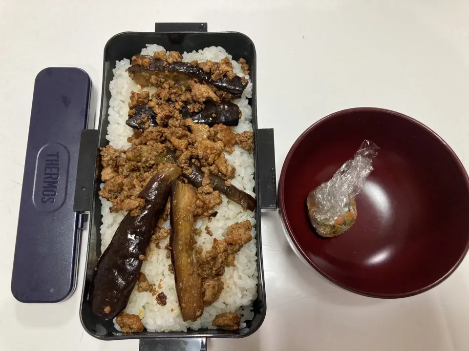 Snapdishの料理写真:パパ弁。昨日のおかずを乗せて良いって言われたので😅☆麻婆茄子丼☆みそ玉|Saharaさん