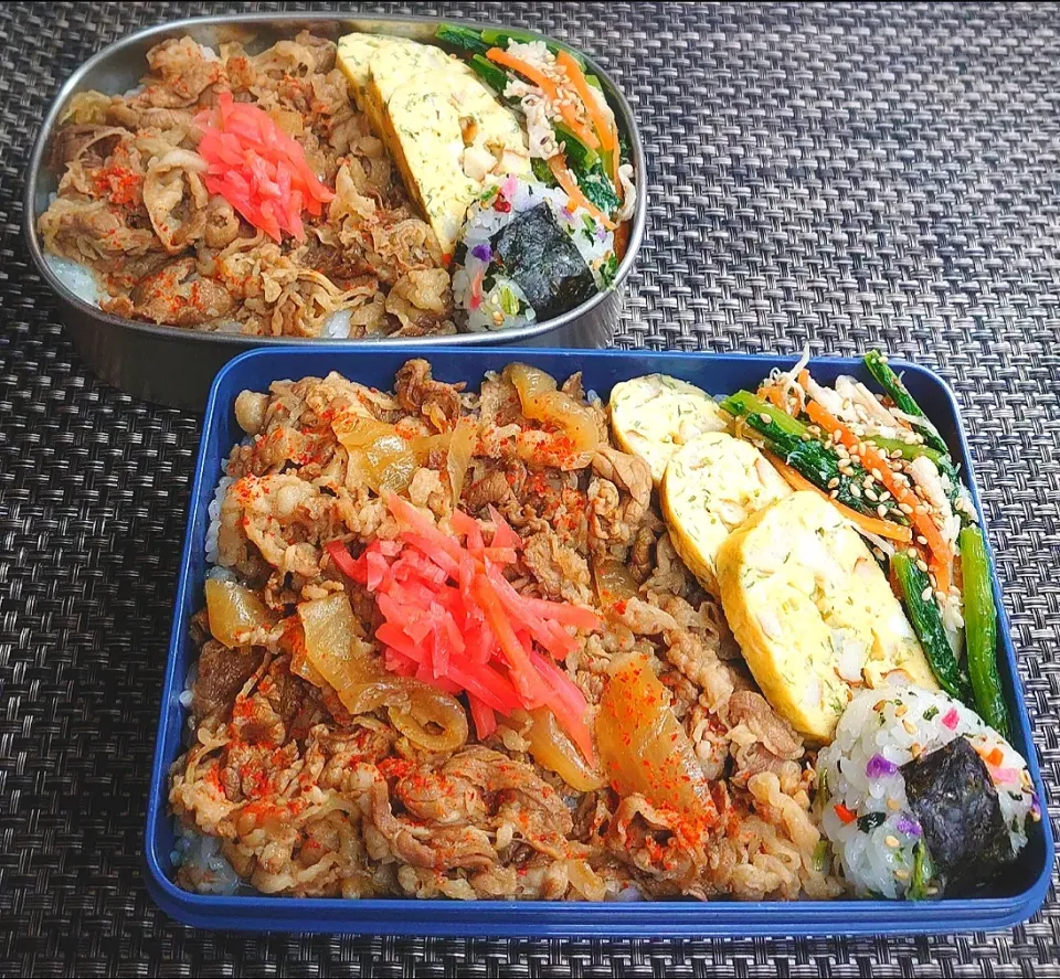 Snapdishの料理写真:母とムスコのラブラブおソロ♪モリモリ!ピリ辛牛どーん弁当|からあげビールさん