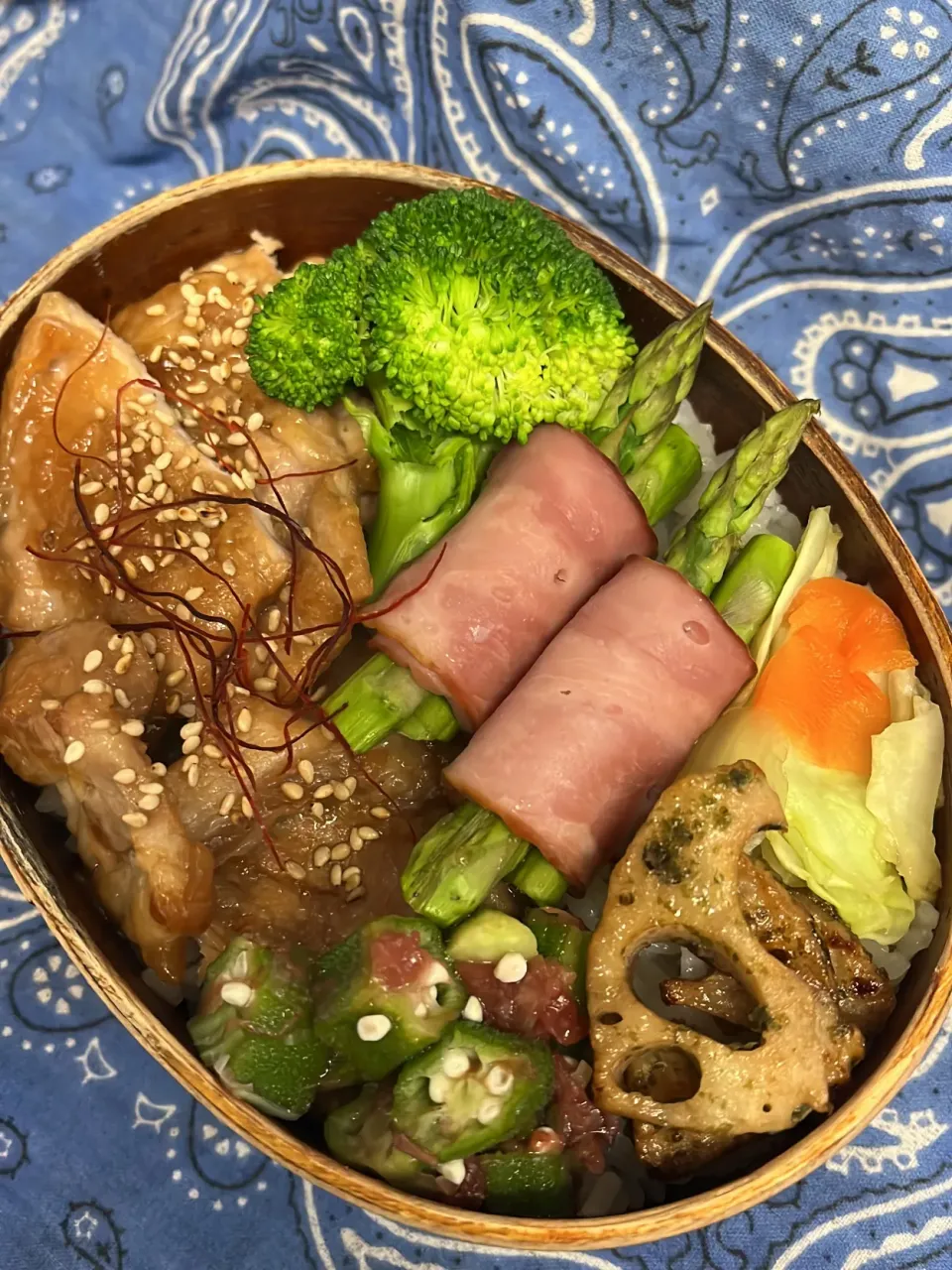 Snapdishの料理写真:豚肉甘辛炒め、アスパラベーコン、れんこん青のり、キャベツコンソメ和え、オクラの梅あえ|ちあぽんさん