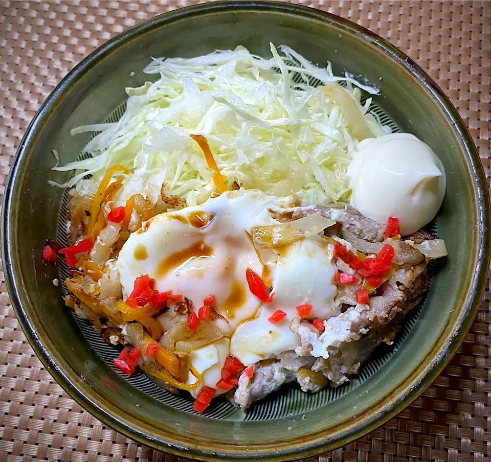 🐷豚の生姜焼きエッグ丼🍳|すくらんぶるえっぐさん