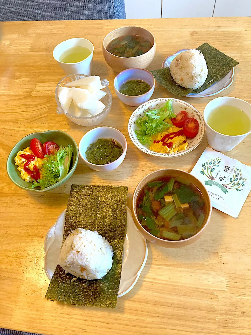 お雑魚と梅の炊き込みご飯🍙♡めかぶ♡スクランブルエッグサラダ♡小松菜とお豆腐のお味噌汁♡新高梨♡宮崎土産の緑茶♡|さくたえさん