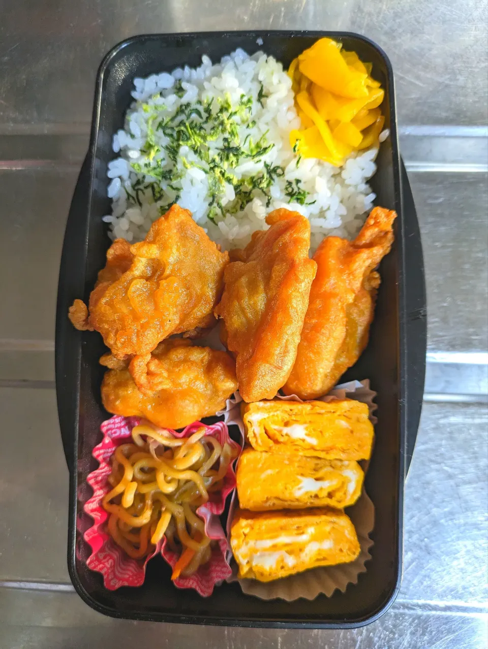 Snapdishの料理写真:旦那弁当　2023/11/2

からあげ
玉子焼き
焼きそば|ユキヨメ♪さん