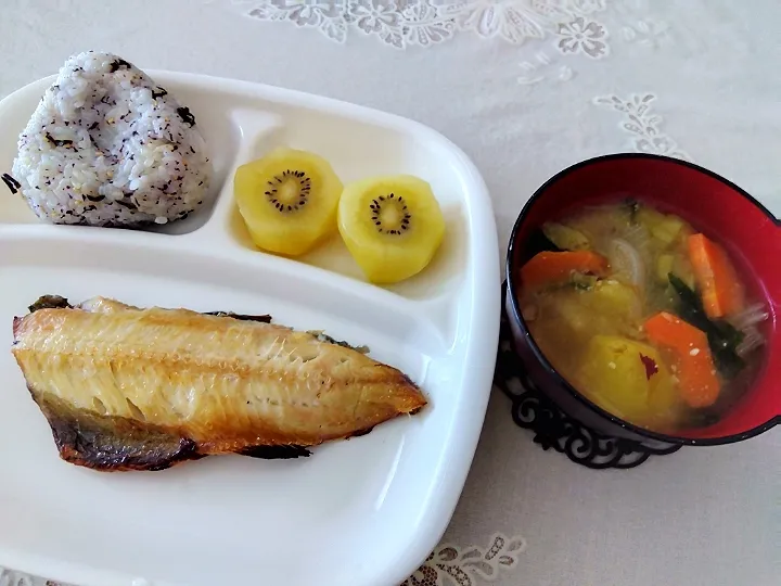 朝昼ご飯☺️
🍙はゆかり塩昆布胡麻。
ほっけ焼いた、ゴールドキウイ、
味噌汁は🍠🧅人参ワカメ。|m.rafuさん