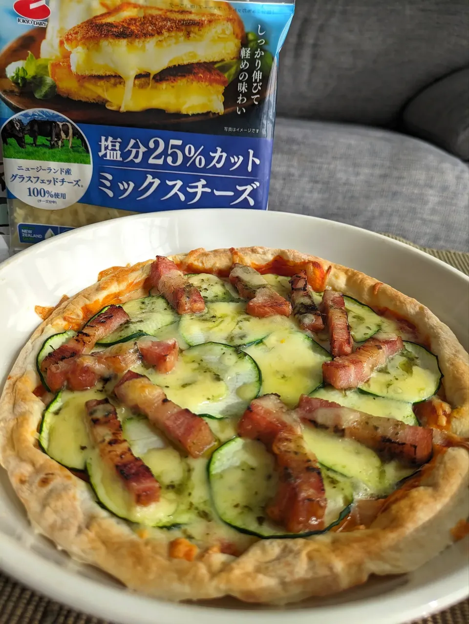 トッピングピザ🍕
ベーコン載せたので塩分控えめチーズ！|しあるさん