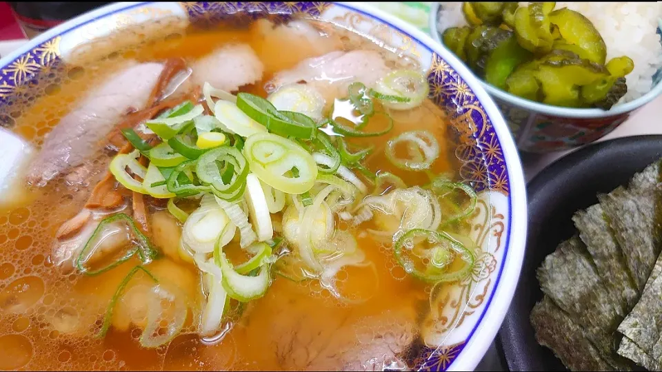 Snapdishの料理写真:【2023年10月リニューアル】 
ナギチャンラーメン
中華そば (油少なめ、890円)
＋海苔 (別皿8枚、100円）
＋めし大盛 (お代わり自由、無料)
＠新宿10分
23261 (273,959)|大脇さん