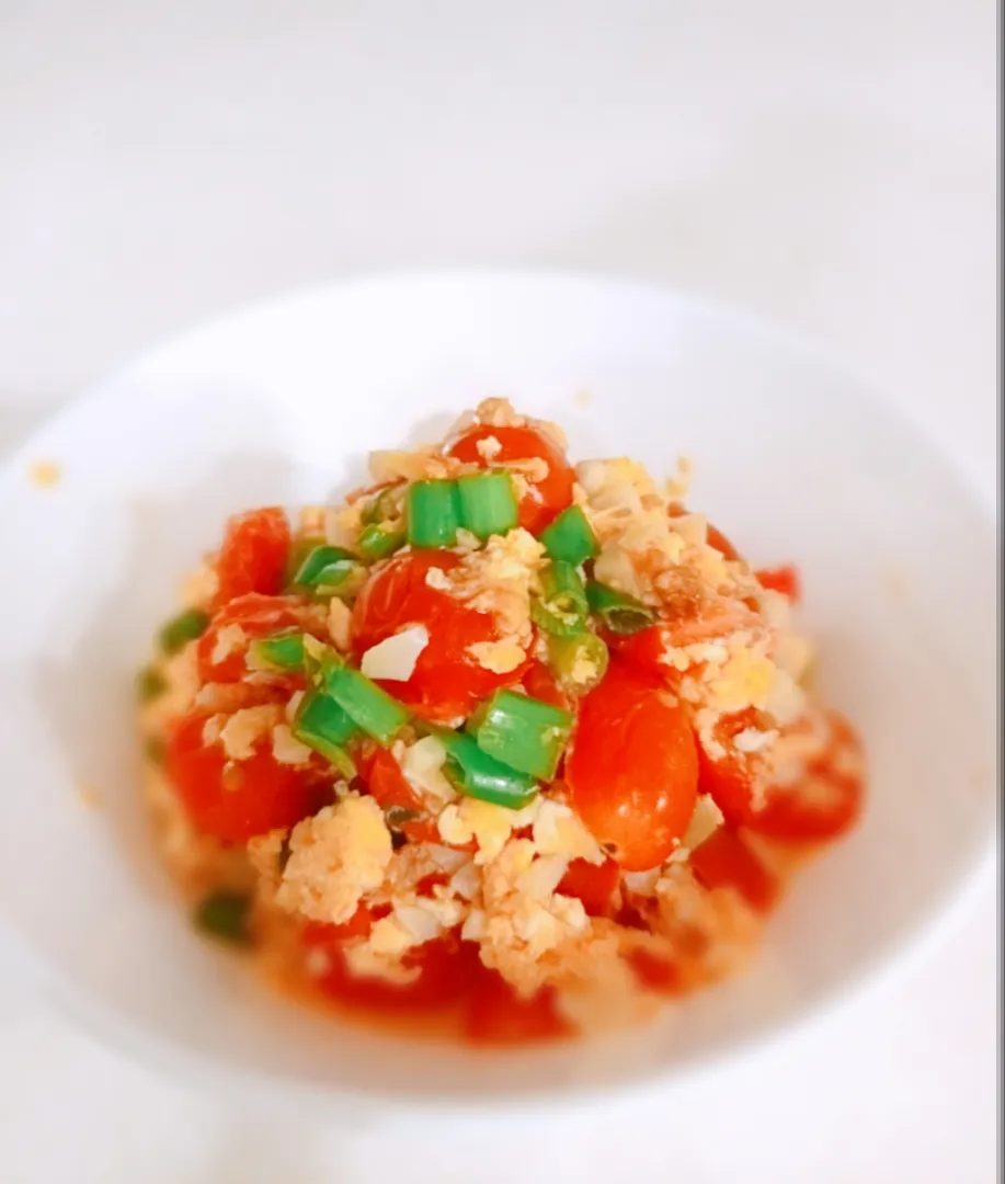 Stir fry Tomatoes with egg

Ingredients : Tomatoes + Eggs + Garlic + Spring onions + fish sauce + sugar (optional)|2721_blissさん