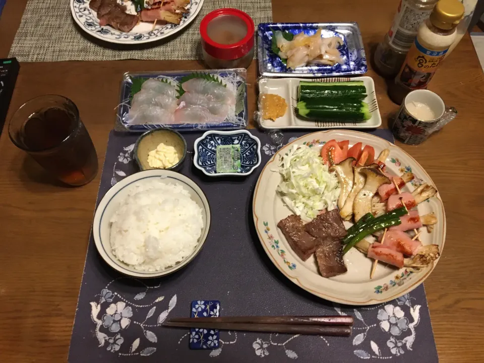 ご飯、飛騨牛焼肉、えのき茸のロースハム巻きソテー、野菜ソテー、サラダ、天然ひらめとつぶ貝のお造り、マヨキュー、沢庵、烏龍茶、森永マミーの寒天|enarinさん