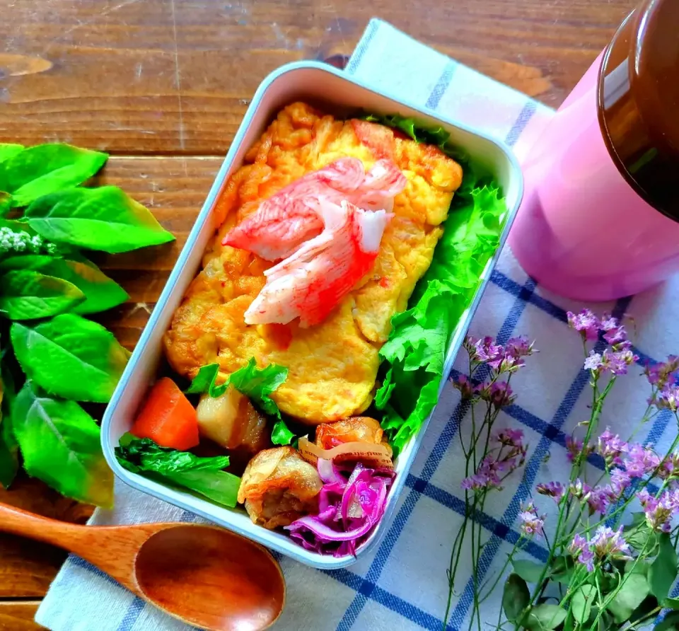 Snapdishの料理写真:長女のお弁当💕
カニカマ天津飯✨
豚の角煮、焼き焼売|さらママさん