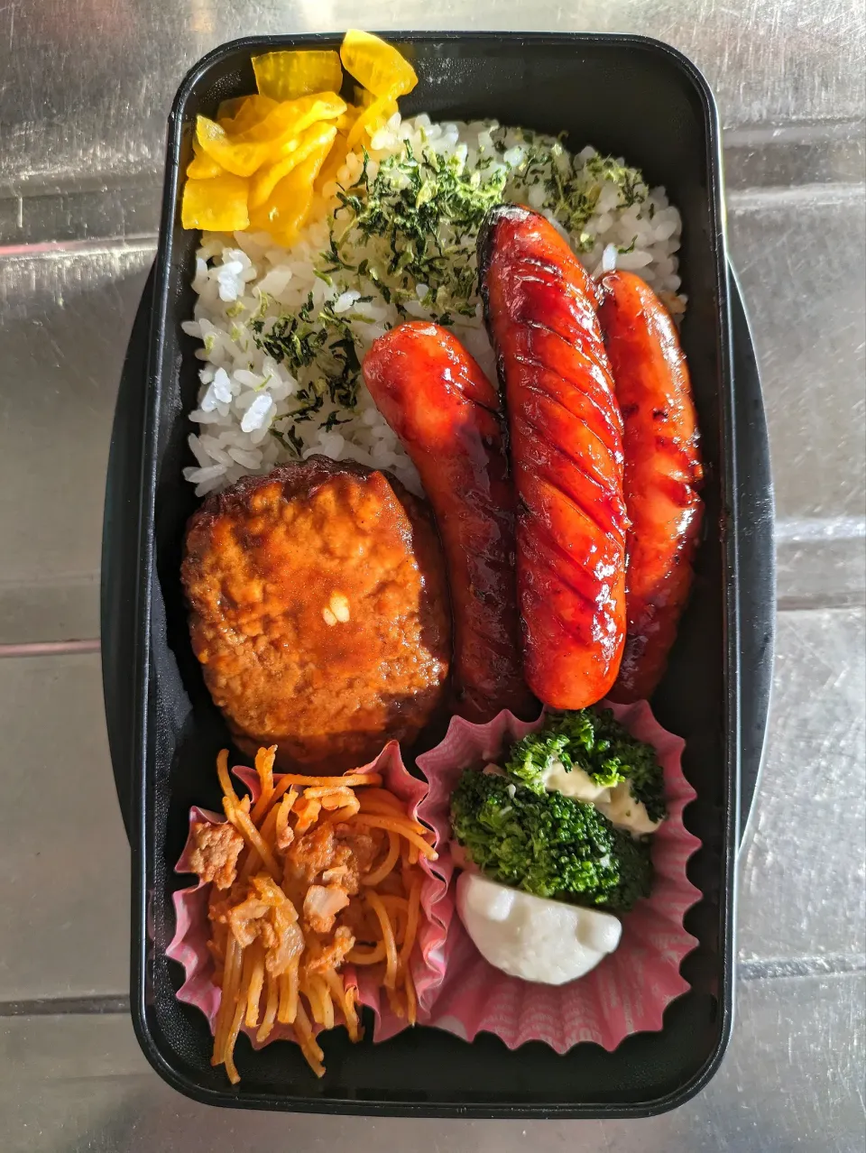 旦那弁当　2023/11/3

チーズインハンバーグ
ウインナー
ミートパスタ
ブロッコリーマヨ&かまぼこ|ユキヨメ♪さん