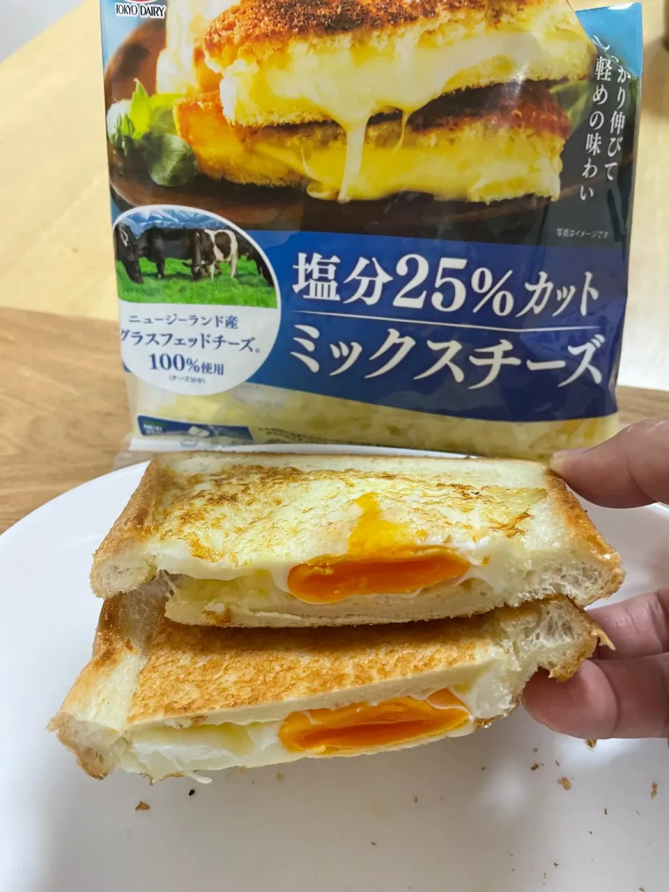 Snapdishの料理写真:食パン１枚で作ったホットサンド😃|ちぃさん