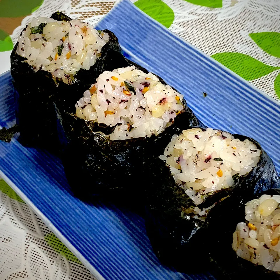 もち麦入りお雑魚とゆかりのマヨおにぎり🍙|Yuko Kobayashiさん