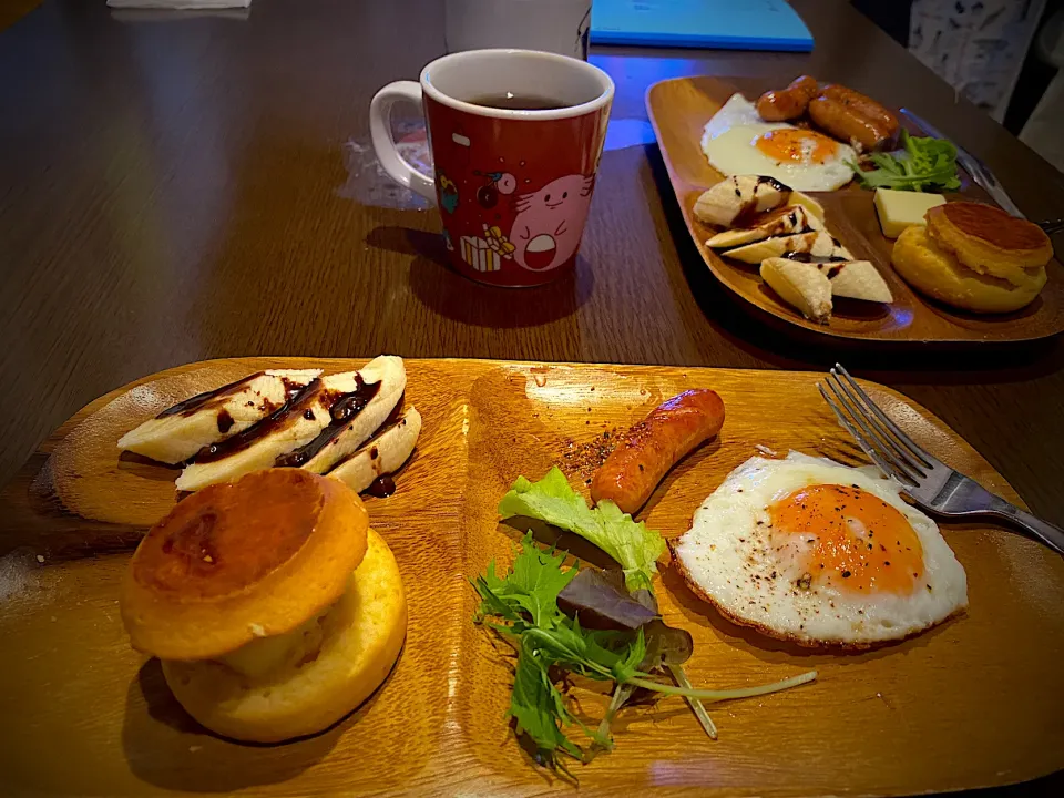 目玉焼き　焼きチョリソー　チョコバナナ　スコーンバターサンド　コーヒー|ch＊K*∀o(^^*)♪さん