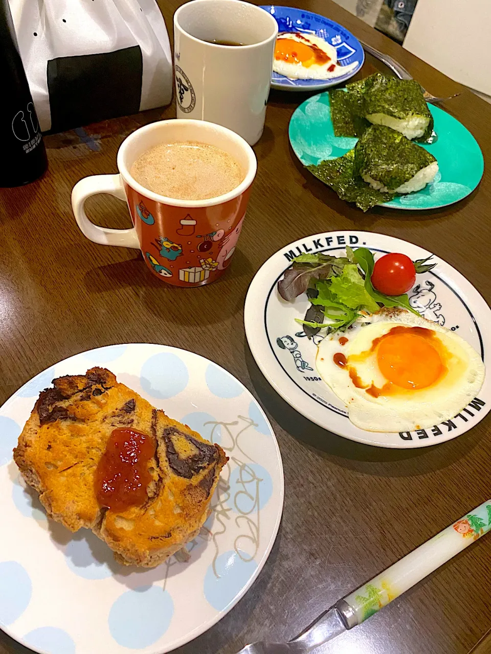 おむすび　目玉焼き　サラダ　チョコレートバブカ　苺ジャム　カフェオレ|ch＊K*∀o(^^*)♪さん