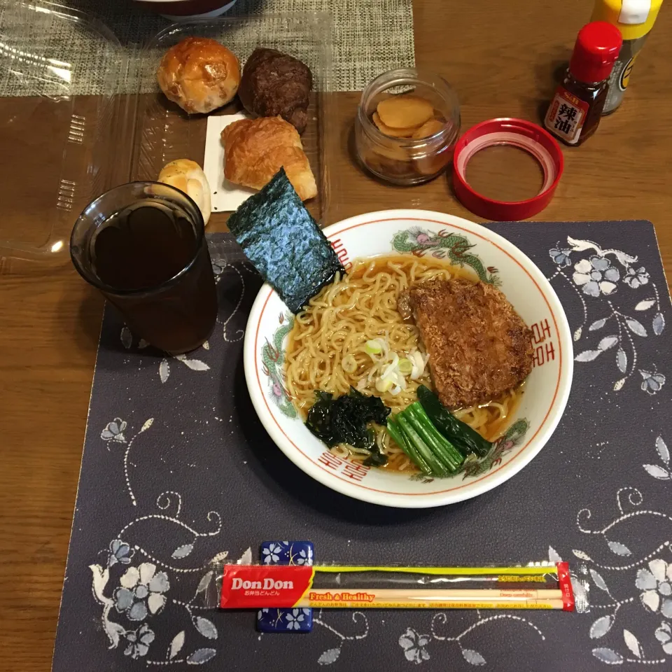 メンチカツラーメン、お惣菜パン、沢庵、烏龍茶(昼飯)|enarinさん