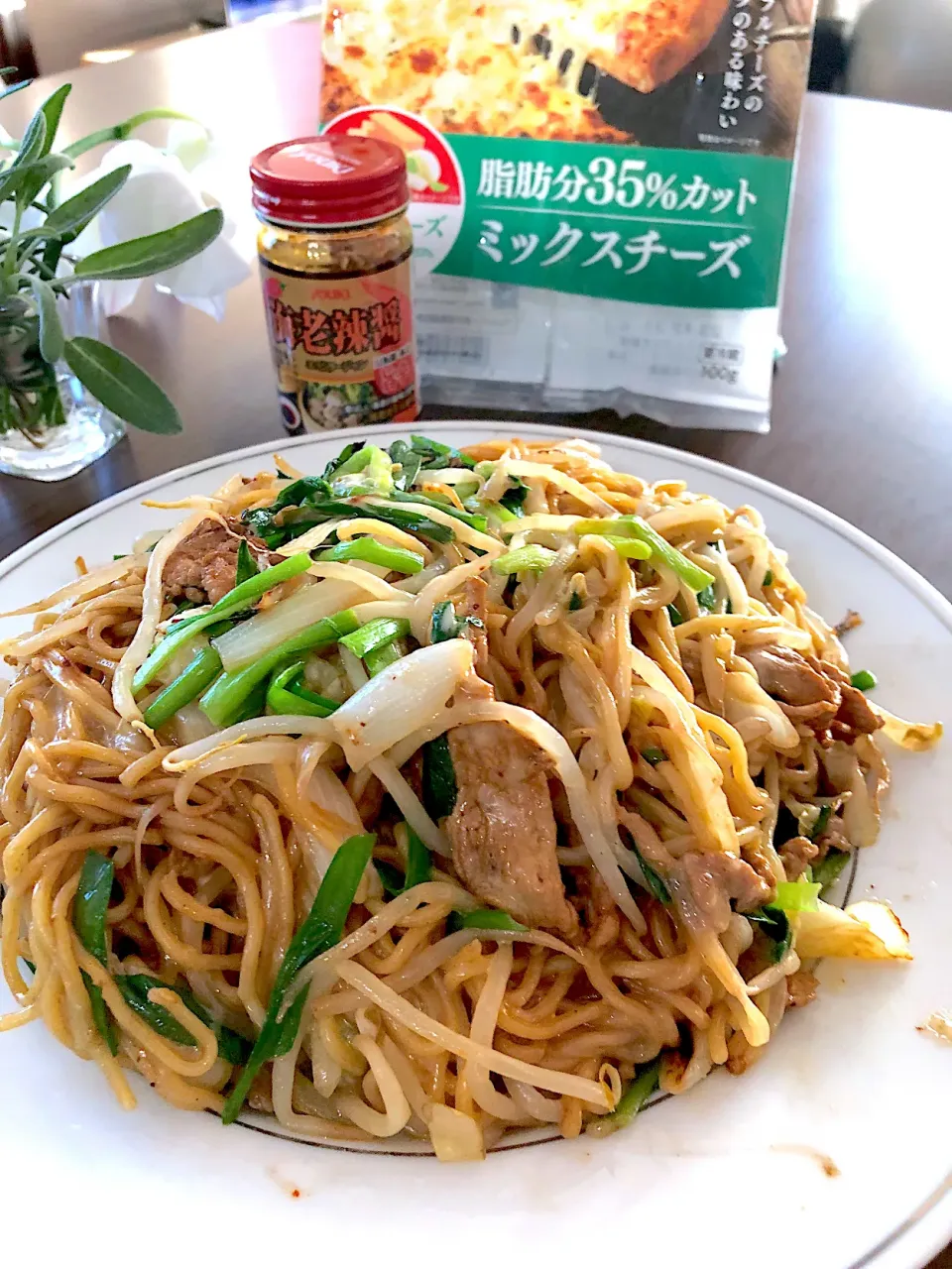 エビラージャン、にらチーズ焼きそば♪普通の焼きそばに（キャベツ、豚肉、もやし、玉ねぎ入れました）ソースを2/3にしてエビラージャンで味を整え最後にニラとミックスチーズを振り入れ蓋をして数分蒸らしてチーズが溶けたら出来上がり^_^エビの風味があり、ピリ辛で美味です。お試しあれ。|笙　みかんさん