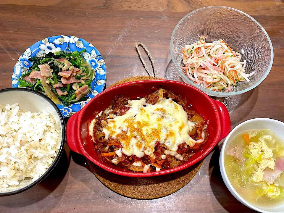 Snapdishの料理写真:焼き肉グラタン　白菜とベーコンのかき玉スープ　大根ときゅうりの三色ナムル　ほうれん草とえのきとベーコンのバター醤油炒め|おさむん17さん