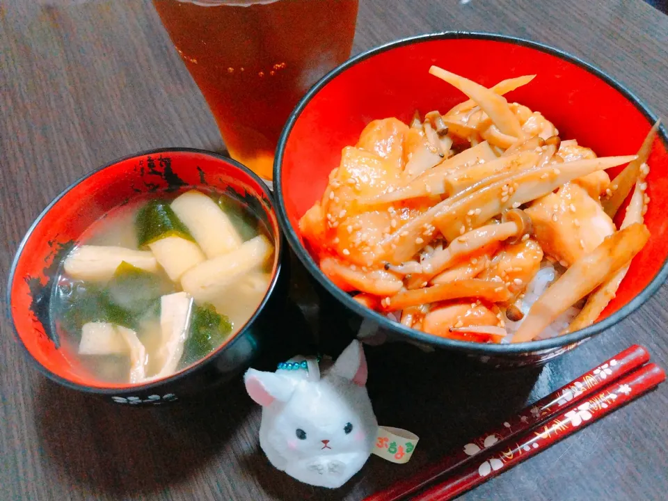 鶏ごぼう丼、ワカメと油揚げの味噌汁|サトリさん