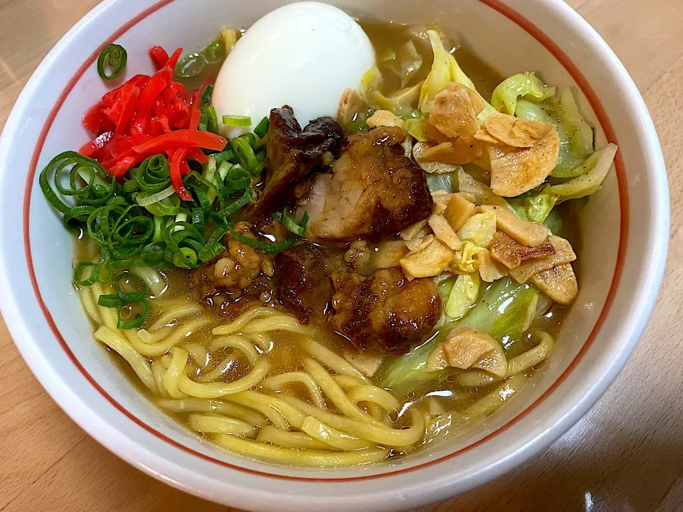 ガーリック増しまし🧄豚骨醤油ラーメン🍜|かおちゃんさん