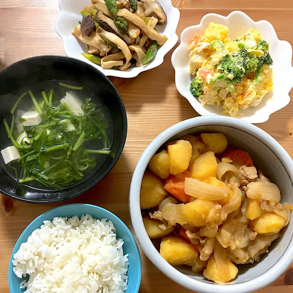 自炊　肉じゃが　ポテトサラダ　きのこのバター醤油炒め　鶏スープ|みんさん