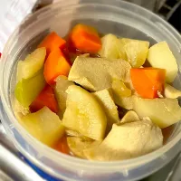 Snapdishの料理写真:大根とにんじんと凍み豆腐の煮物🥕|ちはねさん