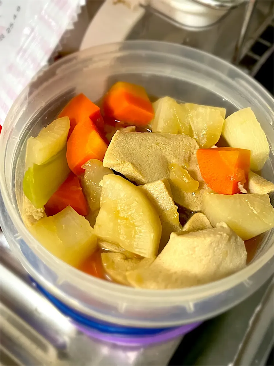 Snapdishの料理写真:大根とにんじんと凍み豆腐の煮物🥕|ちはねさん