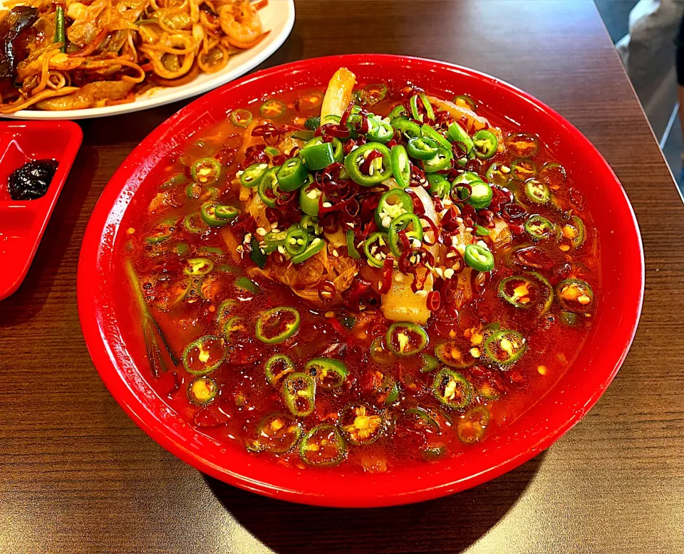 韓国チェイン店の香港飯店で一番辛い唐辛子🌶ちゃんぽんを食べました。確かにびっくりするほど辛かったです。😂具と麺は食べましたが、唐辛子🌶とスープはほぼ残してしまいました。🥹笑🤣#大阪のコリアタウン|Hi-Niさん