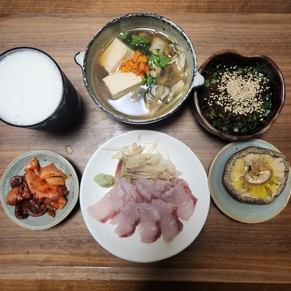 20231123
スズキのお刺身
牡蠣豆腐
焼き椎茸
もずく
ボッサムキムチ|noccoさん