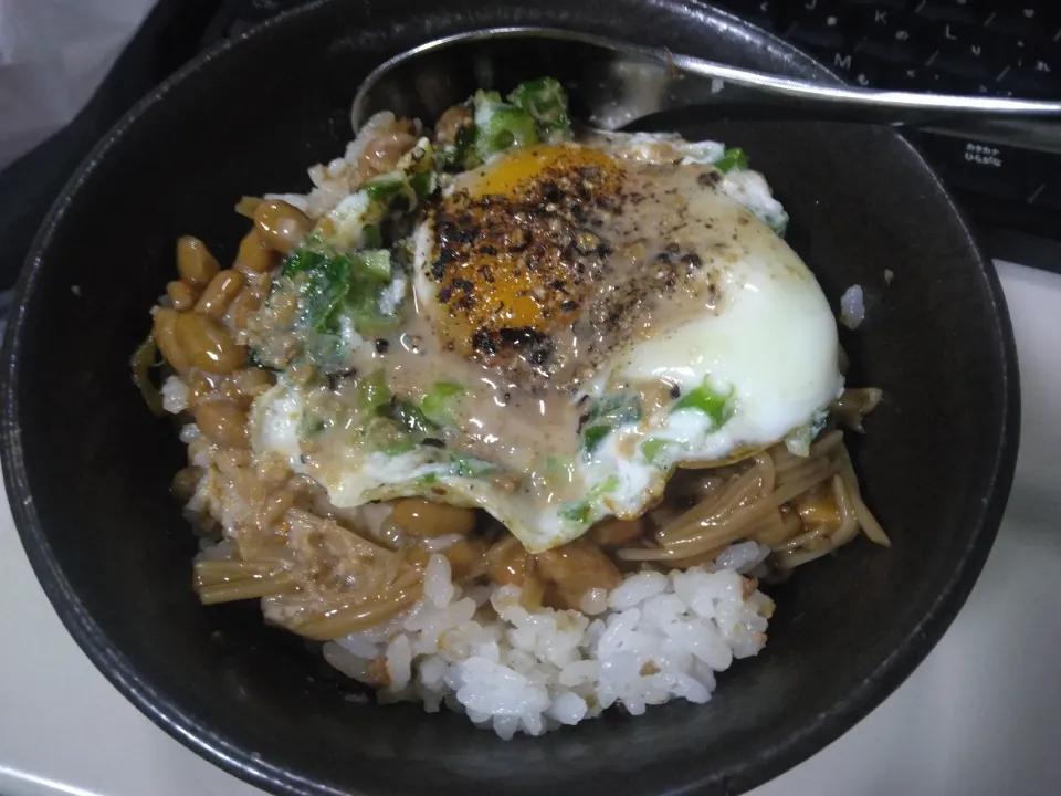 なめ茸と肉そぼろ入り胡麻ダレショゴス丼|darkbaronさん