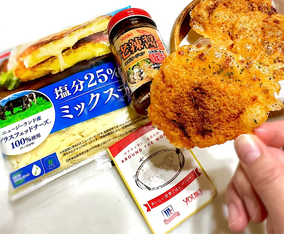 Snapdishの料理写真:ピリ辛チーズチップス🧀🦐|ひろりんさん