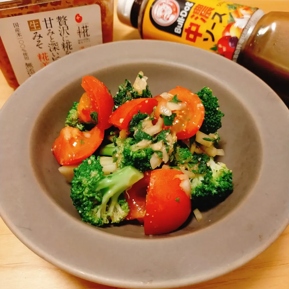 Snapdishの料理写真:ブロッコリーとトマトのマリネ🥦︎🍅|さらささん