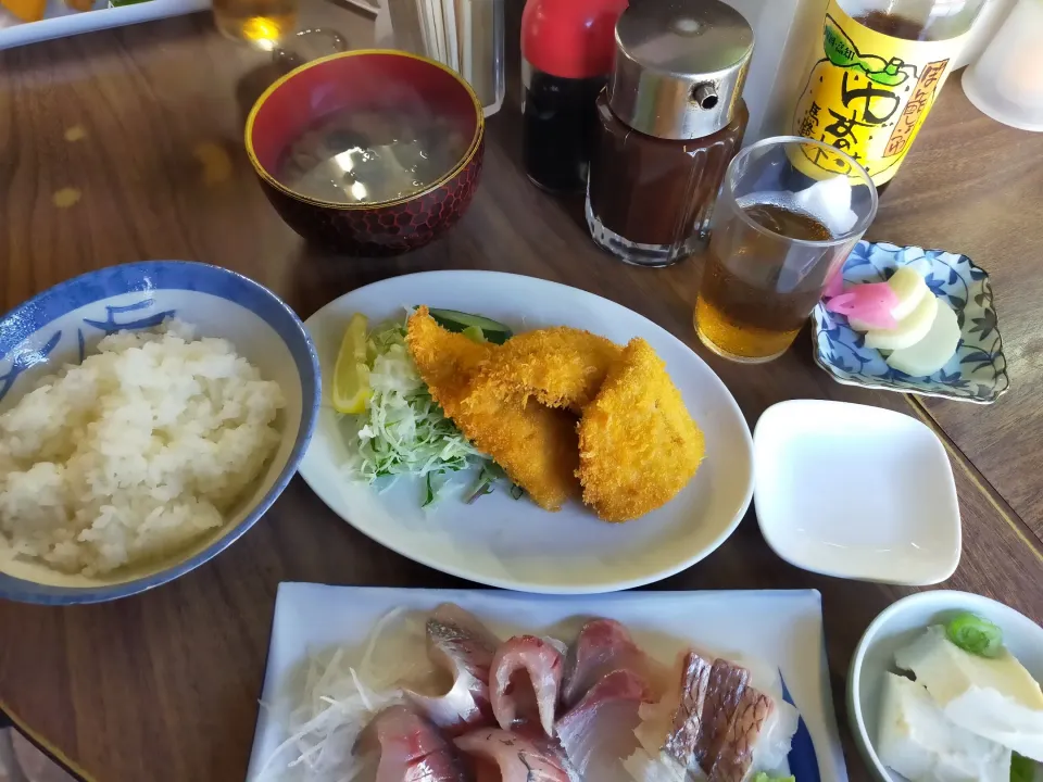 Snapdishの料理写真:富津市のさすけ食堂で黄金アジフライとアジ、カンパチ、タイ入り刺身定食|フージさん