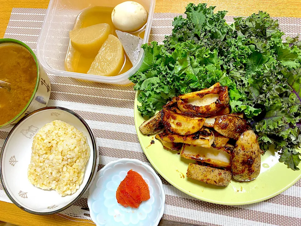 蓮根の醤油麹炒め🪷、ケール🥬、おでん🍢、あさりの味噌汁🐚、明太子|1614さん