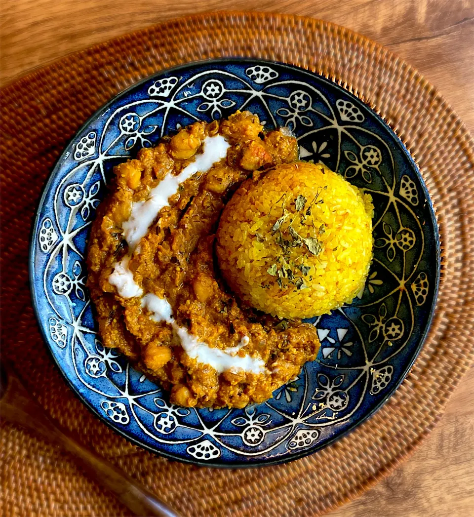 Snapdishの料理写真:チャナコルマ❏カシューナッツとひよこ豆のカレー➕大豆ミート|くろねこじったん‍さん