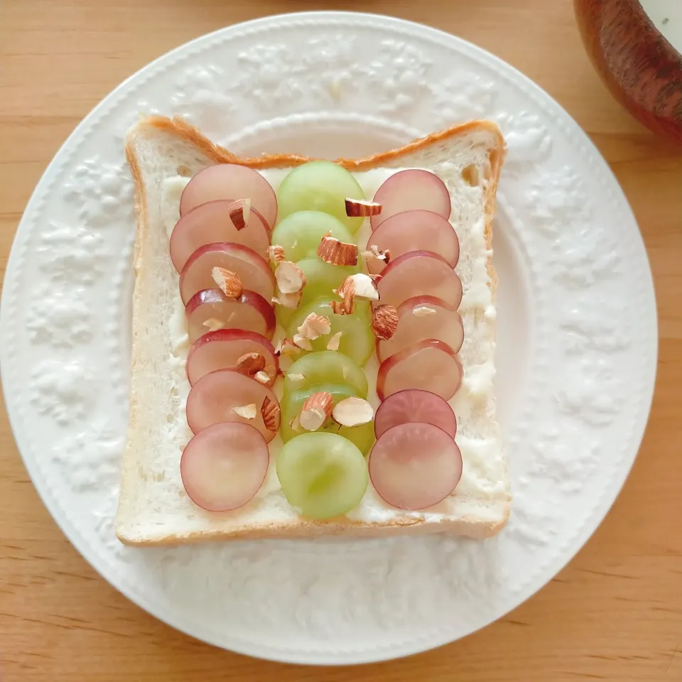 Snapdishの料理写真:シャインマスカットとクリームチーズのトースト|さらささん