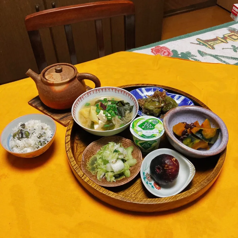 grandmaの晩ごはん☆ 今夜は冷蔵庫の野菜の片付けで。切り干し大根のお味噌汁　豆ご飯　イチジクをもらったのがデザート‼️|kaoriさん