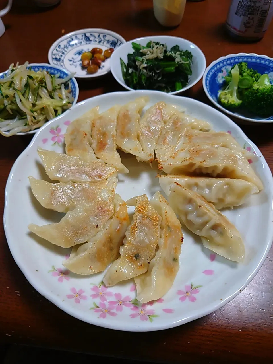 餃子
ほうれん草とちりめんじゃこのバター炒め
もやしの中華和え
銀杏
ブロッコリー|ぱやさん