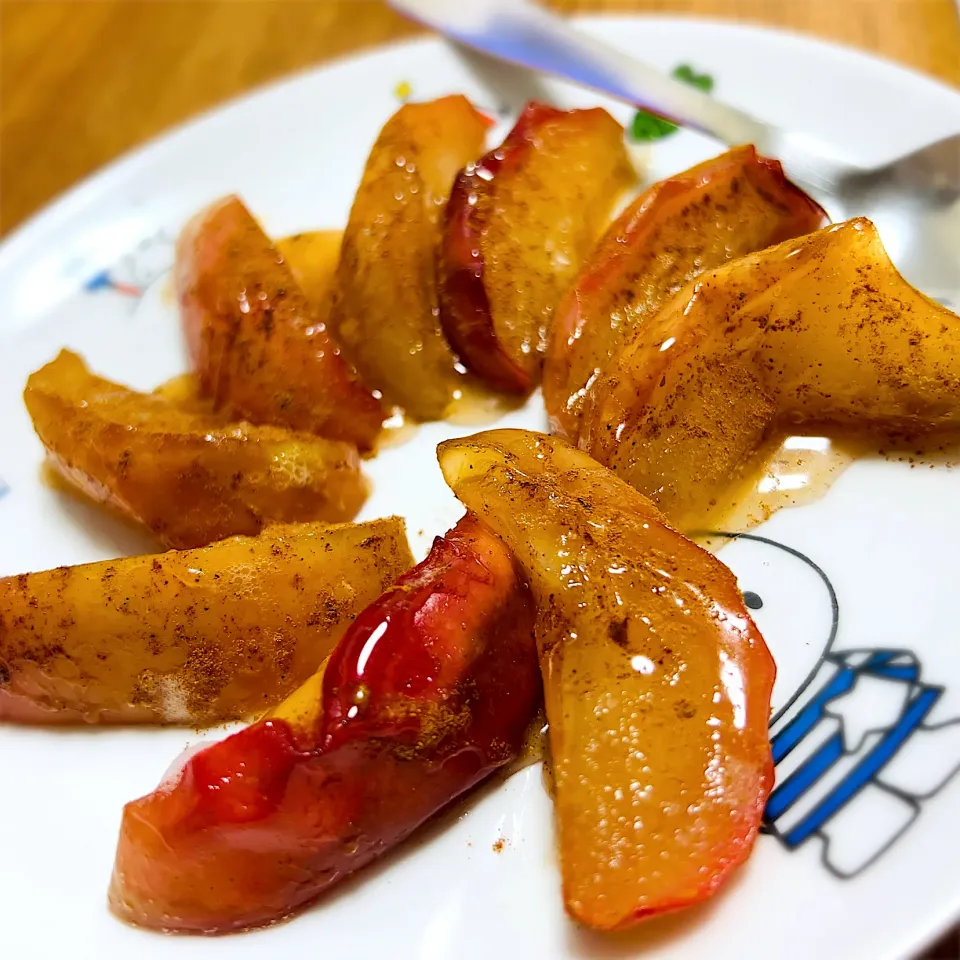 Snapdishの料理写真:”焼き林檎(紅玉)” 〜 バター＋蜂蜜& シナモンパウダー@ 自宅飯|平大さん