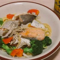 Snapdishの料理写真:鮭ときのこのアクアパッツァパスタ|ぴくるすさん