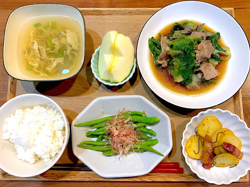 Snapdishの料理写真:今日の夜ご飯(レタスのオイスター炒め、ジャーマンポテト、糸唐辛子、オクラの卵スープ、りんご)|cocomikaさん