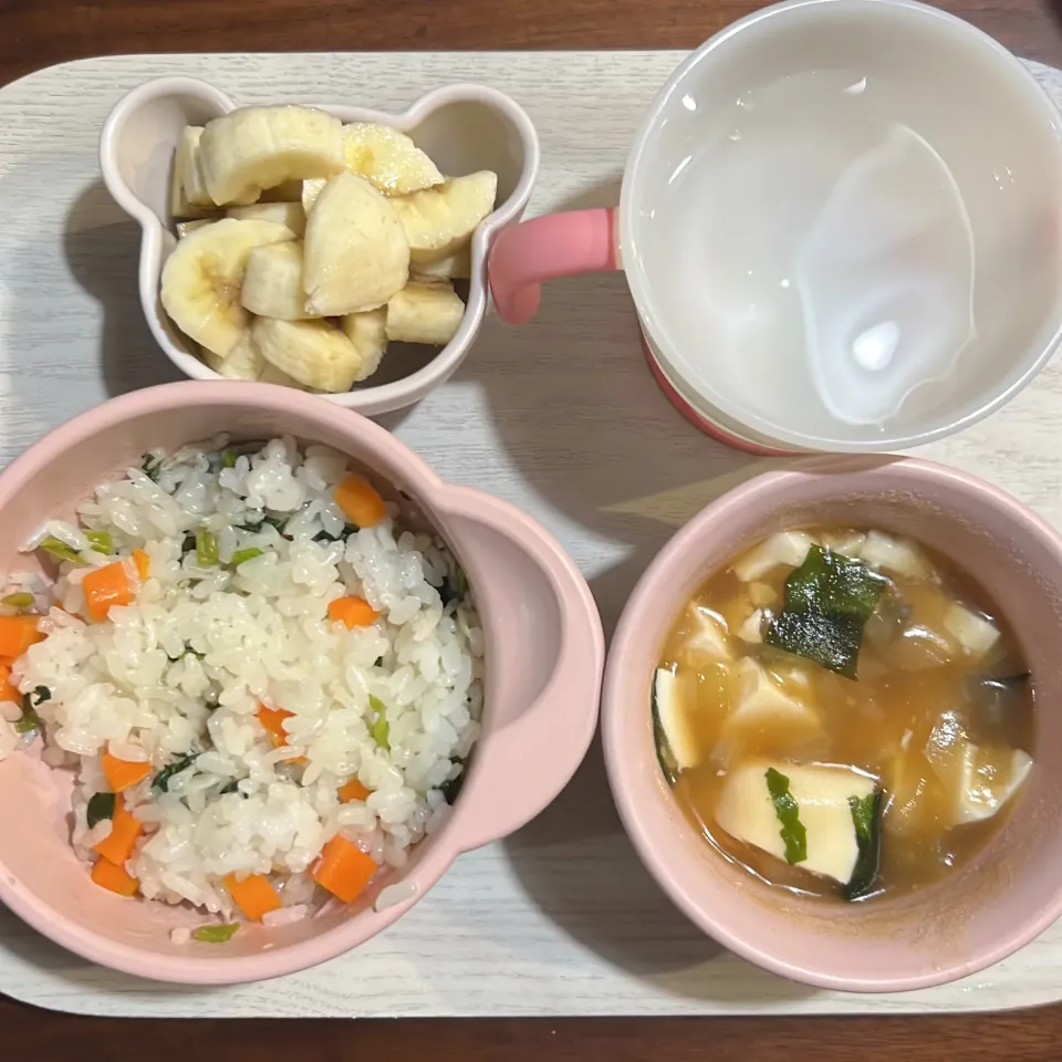 Snapdishの料理写真:しらすと野菜のまぜごはん、とうふと玉ねぎとわかめのみそ汁、バナナ、湯冷し|km2571さん