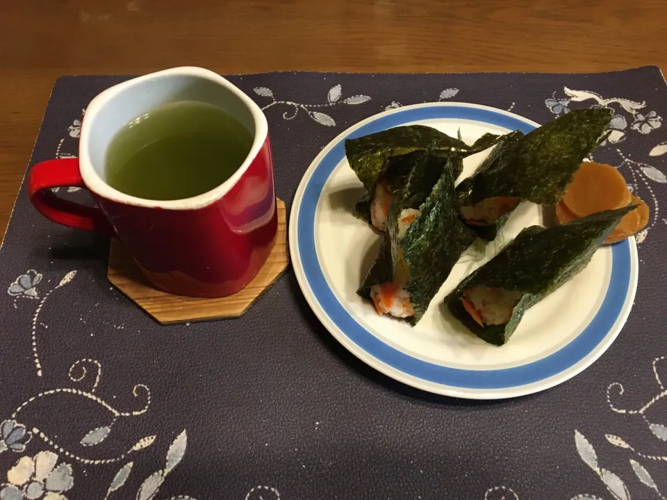 おにぎり、沢庵、熱い日本茶(朝ご飯)|enarinさん