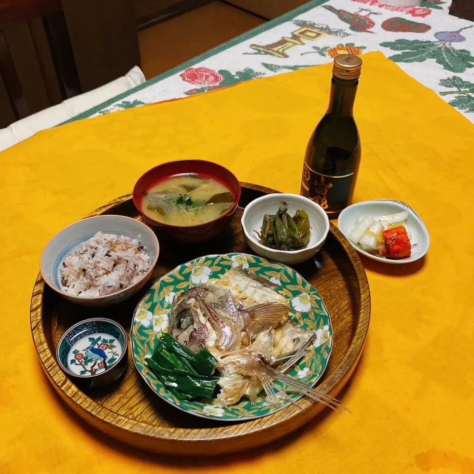 淡路で釣った鯛を頂きました　向こうで切ってもらってたのを頂きました…
主人が大好きだった鯛の粗煮
私も久しぶり…お酒🍶を一献　頂きます|kaoriさん