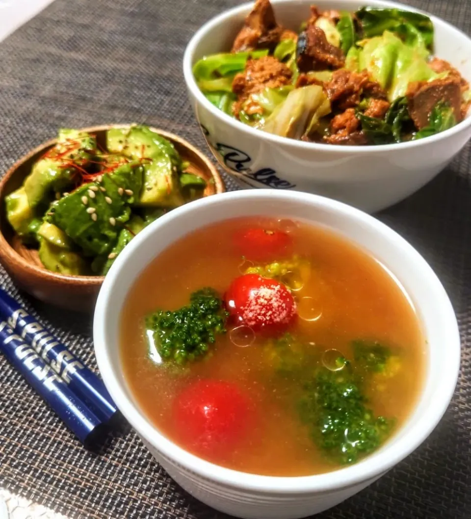 Snapdishの料理写真:サバ味噌ホイコーロー飯
芽花椰菜🍅味噌汁
アボカドdeごまポン|マギーさん