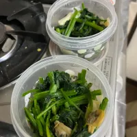 Snapdishの料理写真:ほうれん草🥬とシーフードミックスのガーリックソルト炒め|ちはねさん