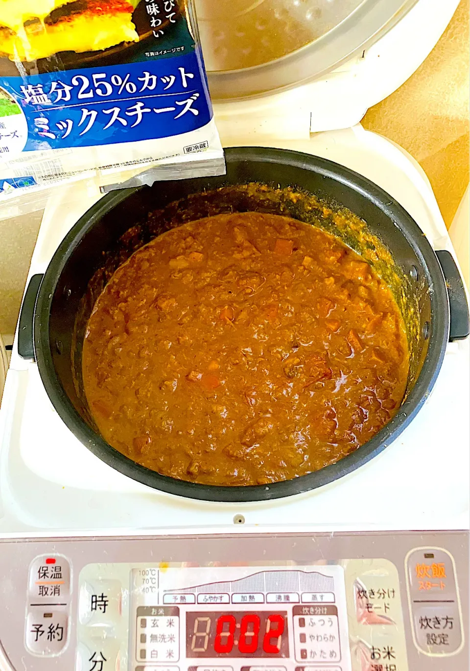 炊飯器でスパイスカレー出来上がり🍛仕上げにチーズとクリスピーチキン美味すぎです♪♪♪|HAMI69さん